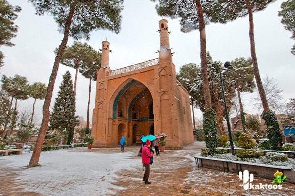 نمای رو به روی منار جنبان در اصفهان